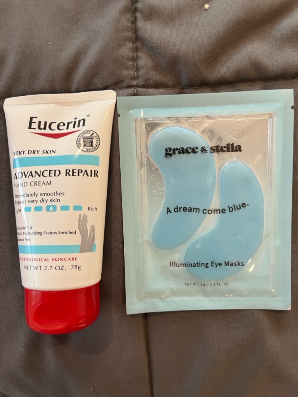 Clinique Red Cosmetic Pouch - Filled with beauty accessories. - Picture 5 of 9